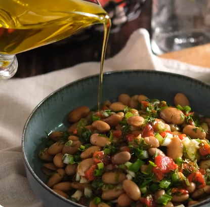 salade méditerranéenne avec de l'huile d'olive