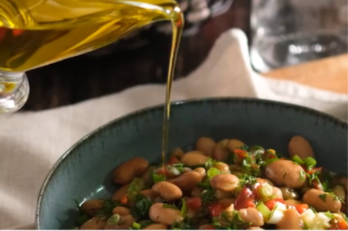 Salade méditerranéenne avec huile d'olive extra vierge